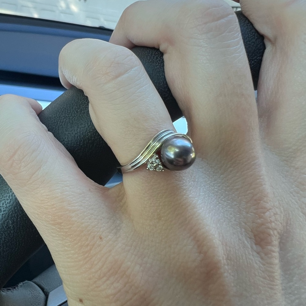 Diamond and black pearl white gold ring size 4.25